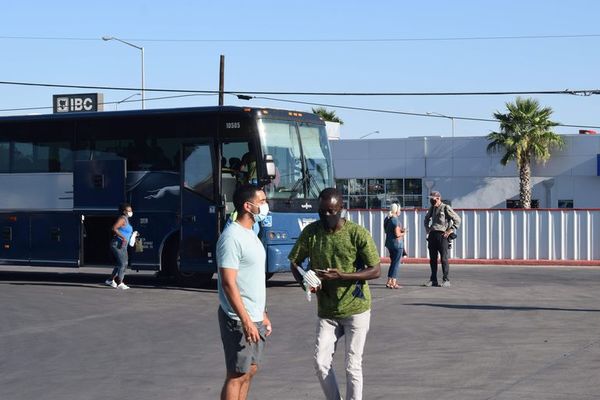 EEUU aumentará “vuelos de deportación” para inmigrantes varados en Texas - Mundo - ABC Color