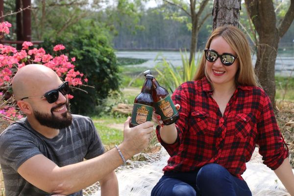 Jóvenes emprendedores elaboran cerveza artesanal a partir de la yerba mate