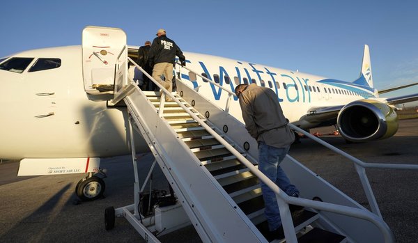 EEUU aumentará "vuelos de deportación" para inmigrantes varados en Texas - .::Agencia IP::.
