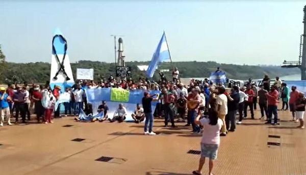 Nueva manifestación para exigir la reapertura del Puente Tancredo Neves, en la Triple Frontera - ABC en el Este - ABC Color