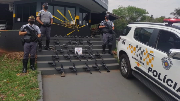 Policía brasileña incauta 23 fusiles y 10 pistolas que iban en camión paraguayo