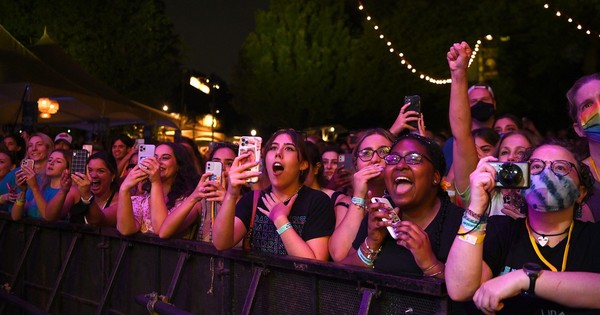 La Nación / Cerca de 25.000 personas se reúnen en macrofiesta en universidad de Madrid