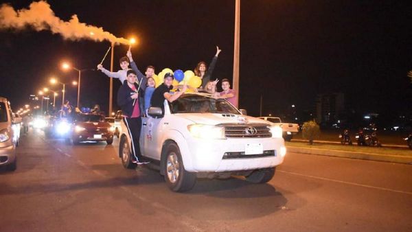 Colorida caravana estudiantil como anticipo de la semana de la primavera en Encarnación