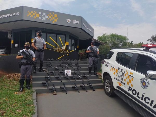 La Policía brasileña incauta más de 20 rifles y 10 pistolas en un camión con chapa paraguaya - Nacionales - ABC Color