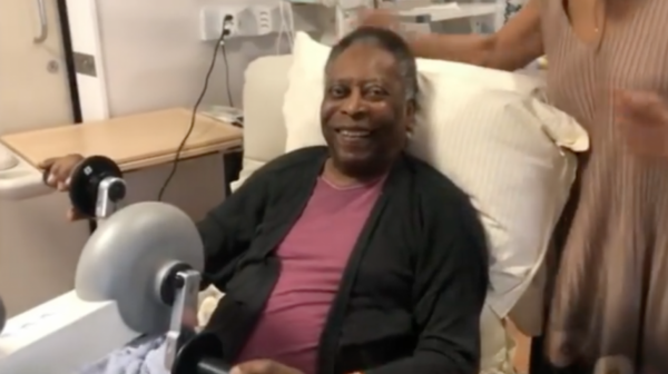 Diario HOY | Pelé aparece sonriente durante una sesión de fisioterapia en el hospital