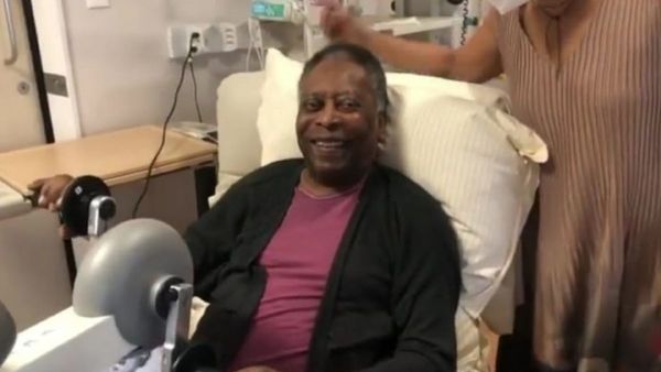 Pelé aparece sonriente durante una sesión de fisioterapia en el hospital
