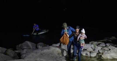 La Nación / EEUU incrementará “vuelos de deportación”para los inmigrantes