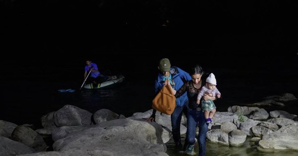 La Nación / EEUU incrementará “vuelos de deportación”para los inmigrantes