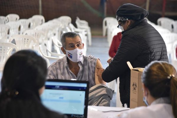 Casos de covid-19 se reducen en el país, pero aumentan en América, mientras Paraguay “pelea” por vacunas - Nacionales - ABC Color