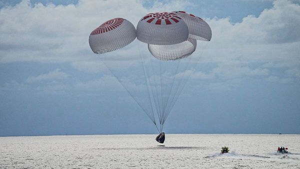 Histórica primera misión civil en el espacio regresa con éxito a la Tierra