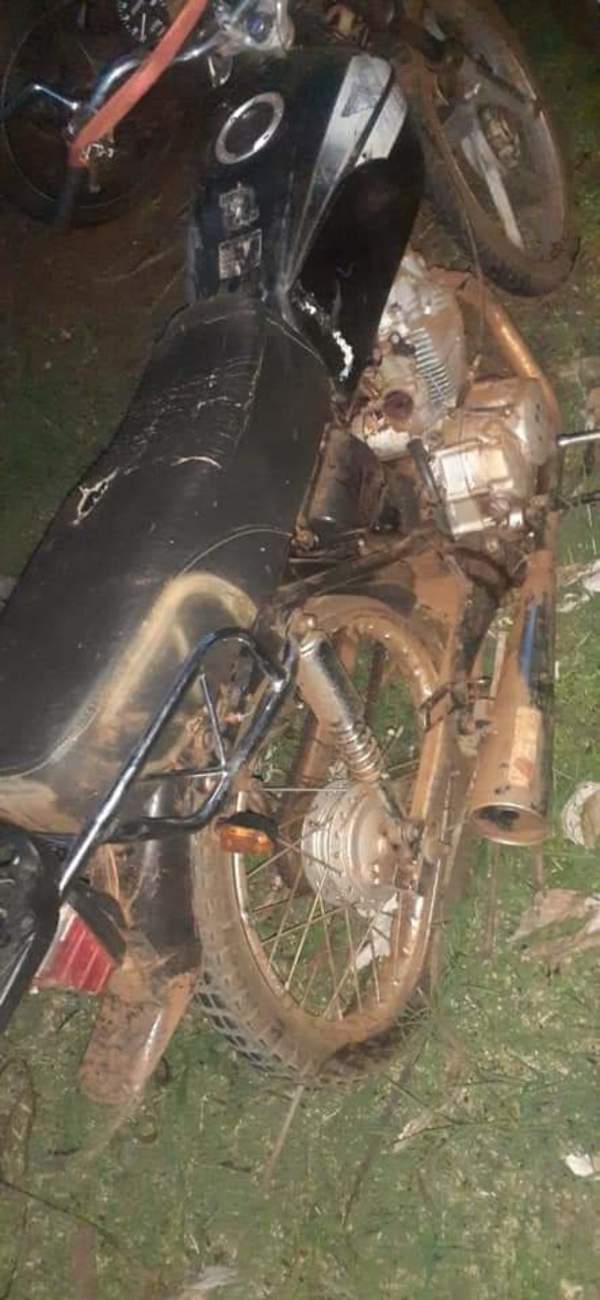 Joven motociclista fallece al estrellarse contra camión tumba - La Clave