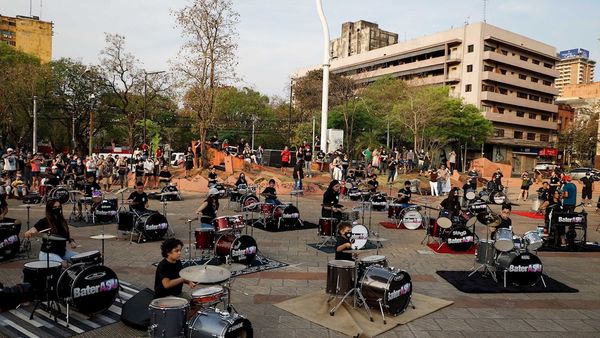 Baterías de única academia de rock tronaron en el centro de Asunción