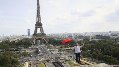 Equilibrista cruza en París sobre el Sena de la torre Eiffel al Teatro de Chaillot