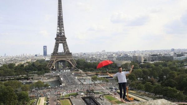 Equilibrista cruza en París sobre el Sena de la torre Eiffel al Teatro de Chaillot