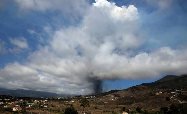 Diario HOY | El volcán Cumbre Vieja entra en erupción en archipiélago español de Canarias
