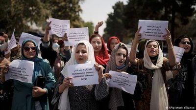 Grupo de mujeres vuelve a protestar contra los talibanes en Afganistán