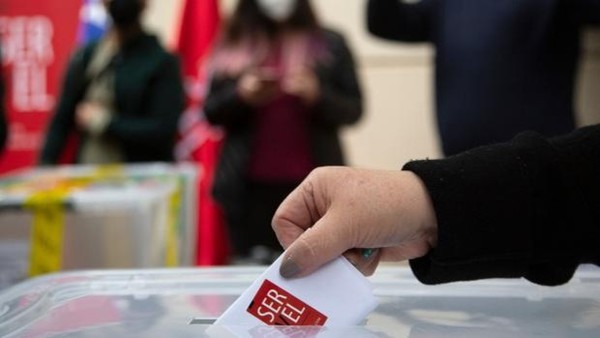 Chile debate volver al voto obligatorio en medio de una decreciente participación electoral - .::Agencia IP::.