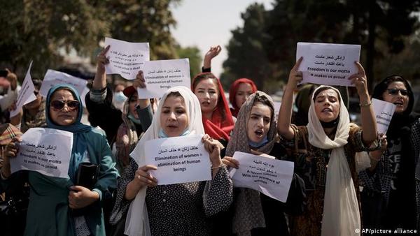 Grupo de mujeres vuelve a protestar contra los talibanes en Afganistán - ADN Digital
