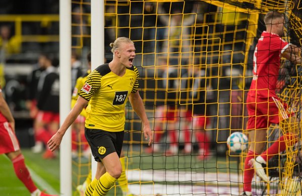 Haaland mantiene al Borussia Dortmund a un punto del Bayern