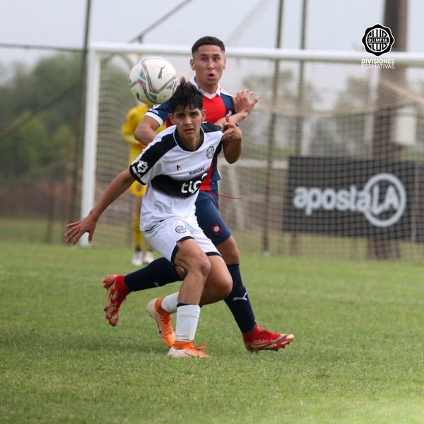 Olimpia se quedó con el clásico y la cima en la Sub 15 - Fútbol - ABC Color