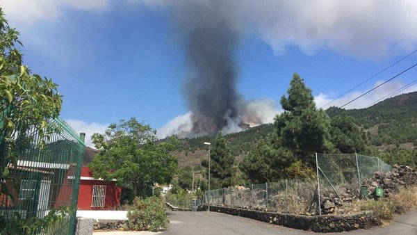 Comienza la evacuación masiva por la erupción del volcán en la isla española de La Palma | Ñanduti