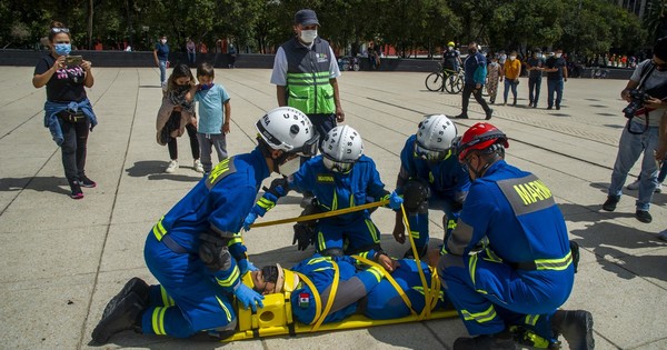 La Nación / Casi 7 millones de mexicanos participaron de simulacro de sismo y recordaron a víctimas