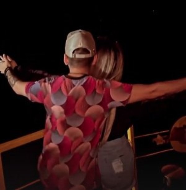 Crónica / Will y Marilina cruzaron un lago en balsa para llevar su show