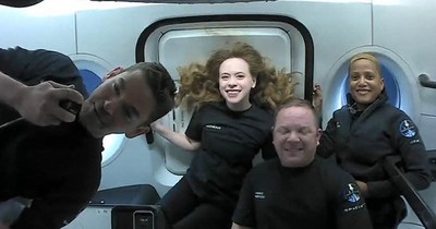 La Nación / Pasajeros de SpaceX amerizaron luego de tres días en el espacio