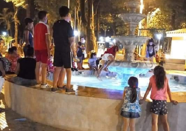 Inconsciencia total: Niños se metieron a una fuente de agua con conexión eléctrica - Noticiero Paraguay