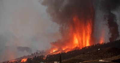 La Nación / Lava del volcán en Canarias destruye “numerosas” casas y obliga a evacuar a 5.000 personas