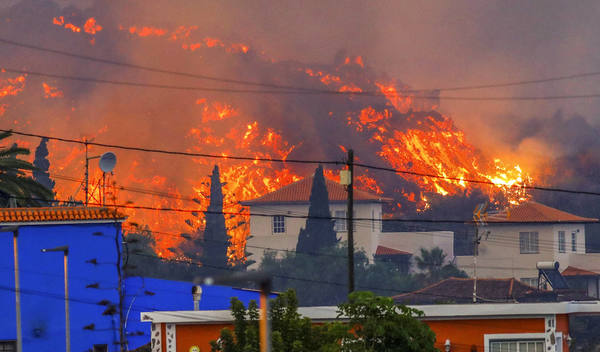 Miles de evacuados y al menos cien casas destruidas por erupción del volcán en Canarias - .::Agencia IP::.