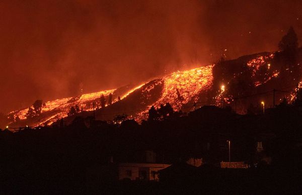 La lava sepultará infraestructuras y creará una lluvia ácida al caer al mar - Mundo - ABC Color
