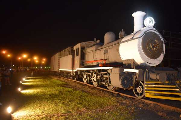 REVALORIZAN LOCOMOTORA 104 DE LA RÉPLICA DE LA ESTACIÓN DE FERROCARRIL