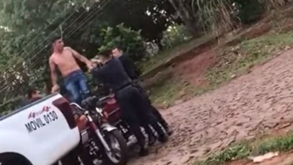 Video: Chatarrero forcejeó contra tres policías y se escapó
