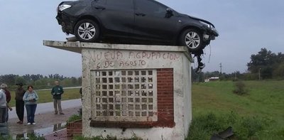 Insólito accidente: un auto “voló” por el aire y quedó arriba de una parada de colectivo