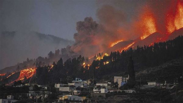 Volcán activo obliga a masiva evacuación en isla española