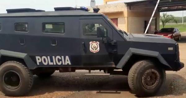 La Nación / Entregan otro blindado a policías de Concepción para la lucha contra grupos criminales