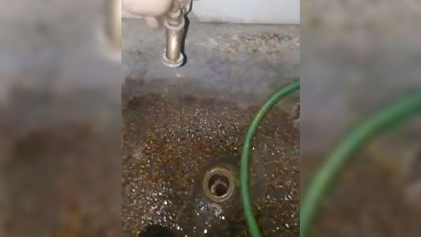 Se bañan en moteles ante falta de agua