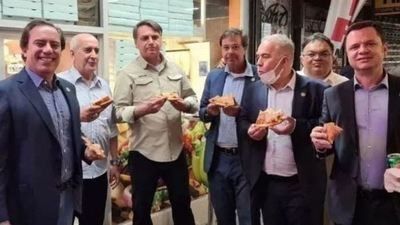 Nueva York: Bolsonaro debió comer pizza en la vereda de un local por no estar vacunado