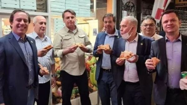 Nueva York: Bolsonaro debió comer pizza en la vereda de un local por no estar vacunado