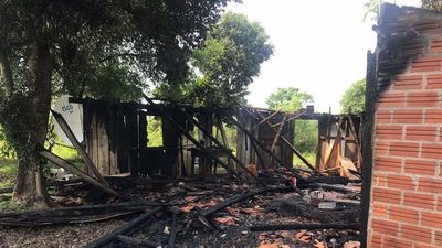 Mujer y sus hijos quedan en la calle tras incendio de casa y ella acusa a su ex pareja