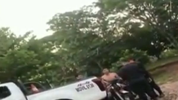 Un hombre escapa de tres policías tras persecución y forcejeo