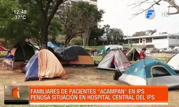 Familiares de pacientes ''acampan'' en IPS | Telefuturo
