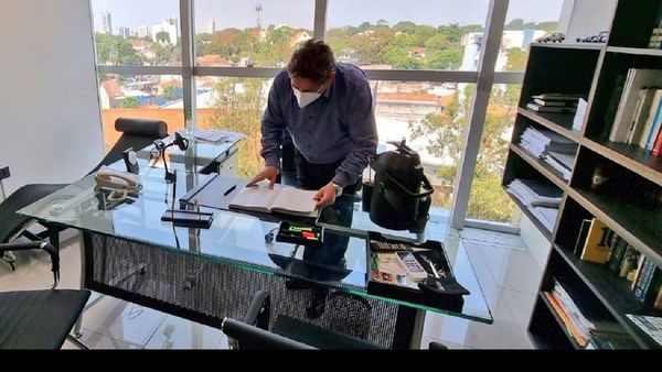 Fiscalía allana oficina del abogado Diego Lansac por sextorsión