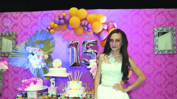 Regaló fiesta de 15 en memoria de su hermana