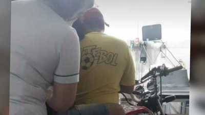 Entró en moto hasta la sala de hospital para que atiendan a su amigo