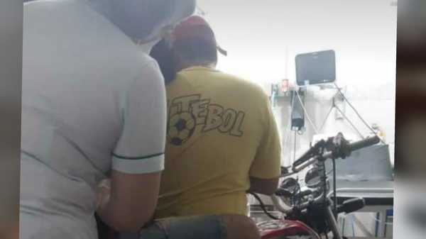 Entró en moto hasta la sala de hospital para que atiendan a su amigo