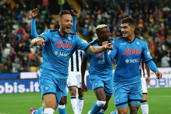 El Napoli, goleada y liderato