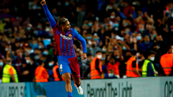 Ronald Araújo acude al rescate del Barcelona