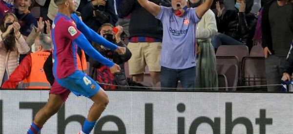 Araujo salvó al Barcelona de no caer en casa ante Granada